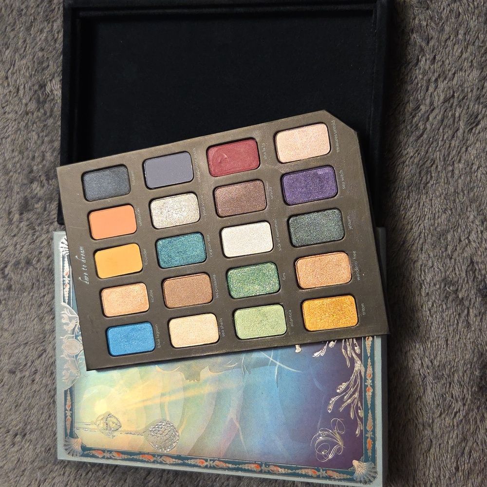 Disney Pricesss Storybook Eyeshadow Pallets - Picture 7 of 13